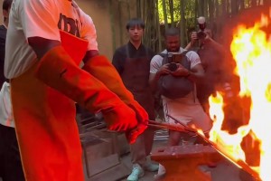 搞这么帅？！巴特勒体验打铁~淬炼了一把宝剑！