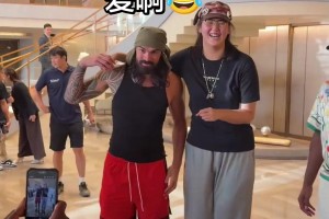 头一次看亚当斯这么娇小