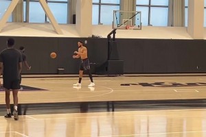 大耳环+大波浪+大黑裙+大长腿！WNBA里斯入场有多抢镜？