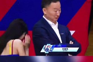 笑喷了！啦啦队美女撞了哼指导一脸腻子粉 这下回去怎么解释